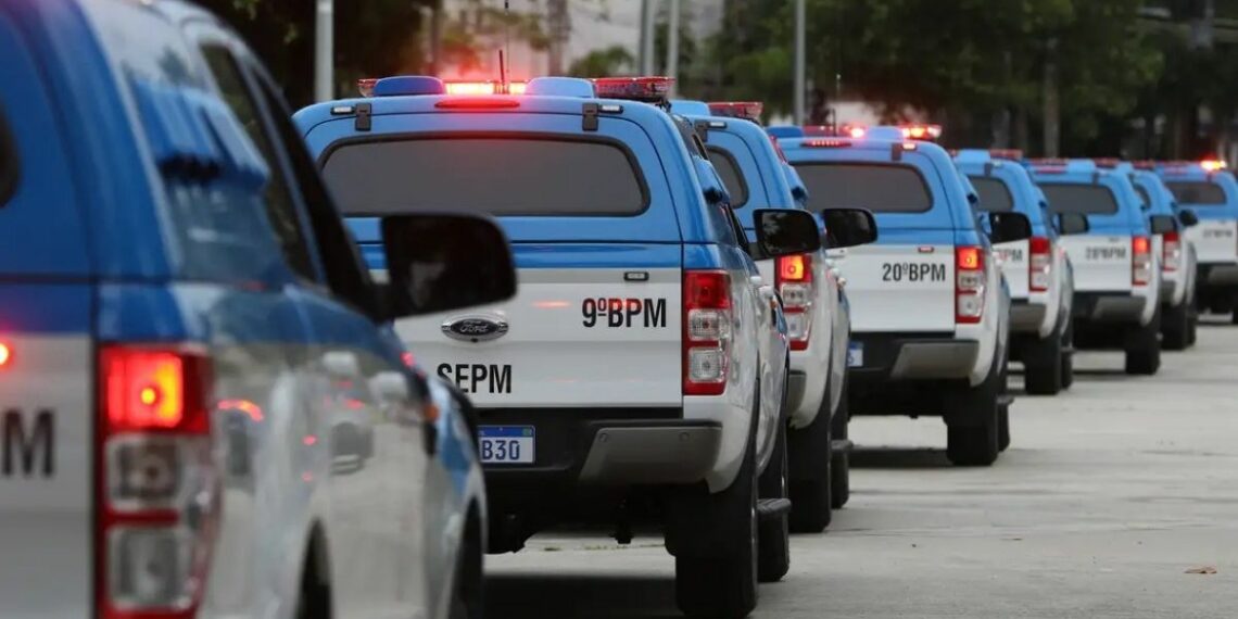 Polícia Militar do Rio reforça segurança com mais de 4 mil agentes no feriadão. Ações incluem estradas, praias, turismo e eventos esportivos.