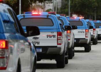 Polícia Militar do Rio reforça segurança com mais de 4 mil agentes no feriadão. Ações incluem estradas, praias, turismo e eventos esportivos.