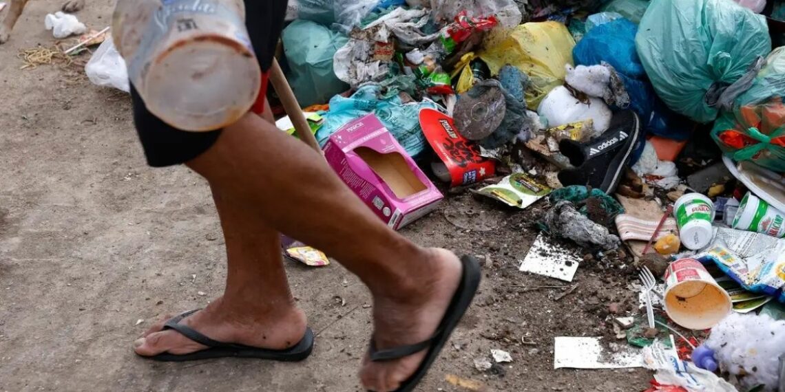 Investimentos em saneamento no Complexo da Maré destacam a necessidade de soluções integradas envolvendo esgoto, drenagem, abastecimento de água e coleta de lixo para beneficiar cerca de 200 mil moradores.