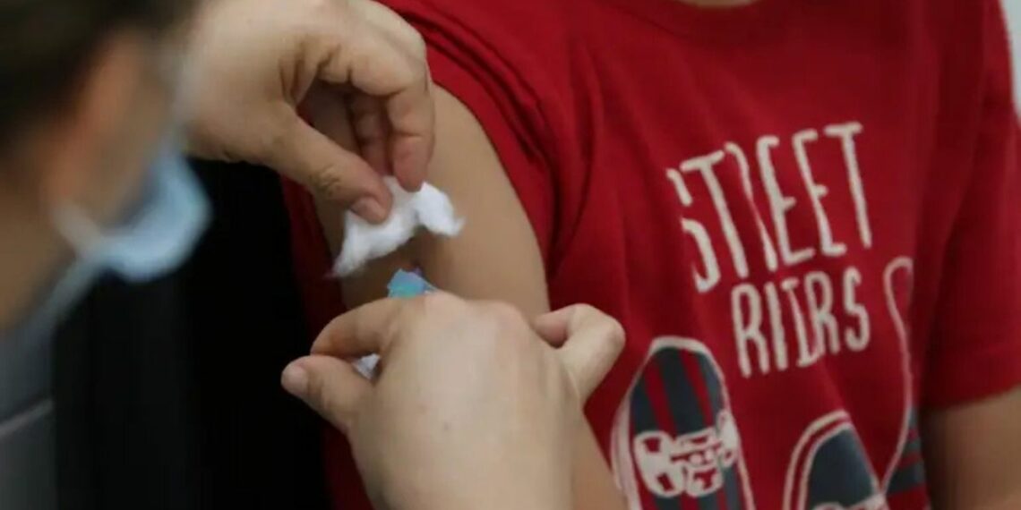 Campanha de vacinação nas escolas pretende imunizar 27 milhões de estudantes e ampliar cobertura vacinal com apoio do aplicativo Meu SUS Digital.