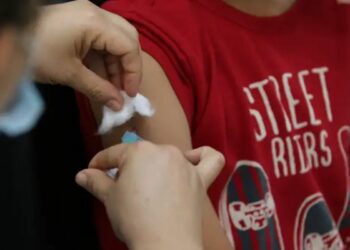 Campanha de vacinação nas escolas pretende imunizar 27 milhões de estudantes e ampliar cobertura vacinal com apoio do aplicativo Meu SUS Digital.