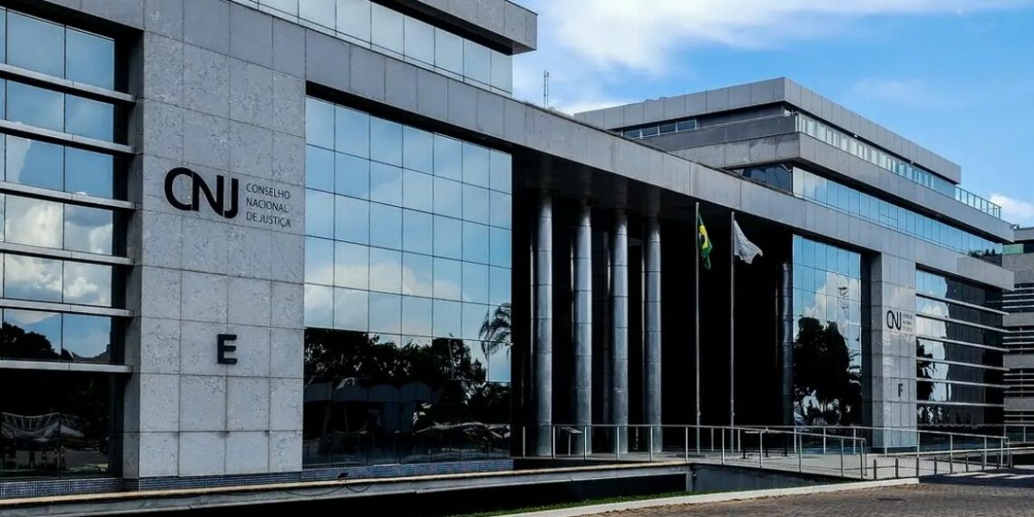 CNJ e CNMP aprovam resolução conjunta que regulamenta penduricalhos para magistrados e membros do MP, estabelecendo limites e regras após decisão do STF.