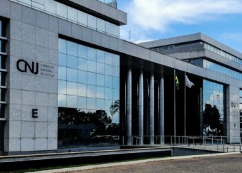 CNJ e CNMP aprovam resolução conjunta que regulamenta penduricalhos para magistrados e membros do MP, estabelecendo limites e regras após decisão do STF.
