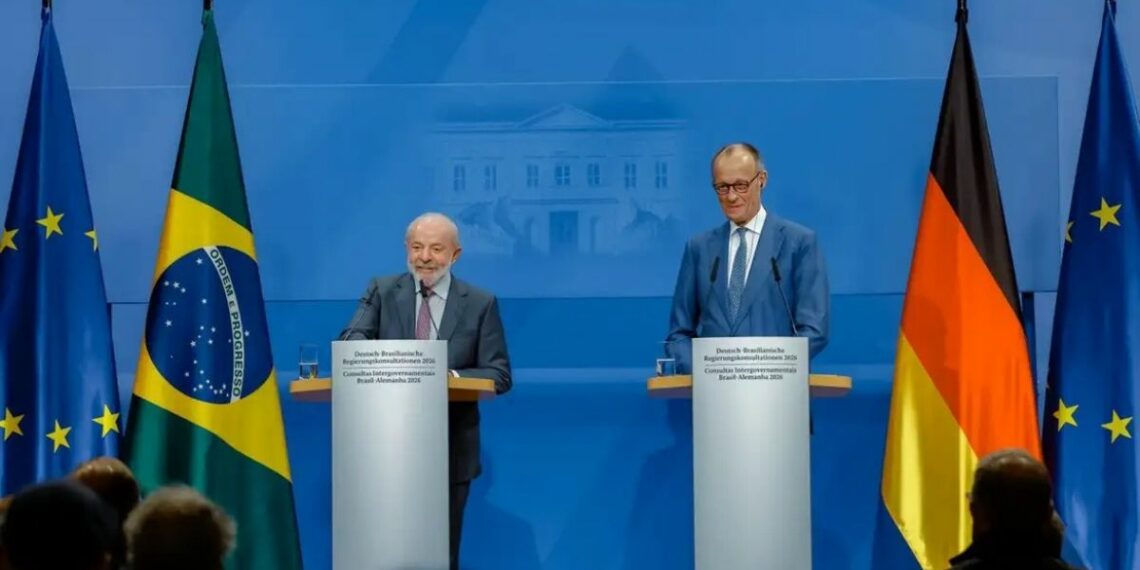 Lula e Friedrich Merz se reúnem na Alemanha, defendem diplomacia em conflitos globais e firmam acordos estratégicos em tecnologia, energia e comércio.