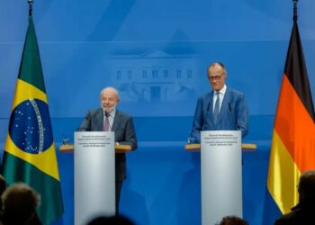 Lula e Friedrich Merz se reúnem na Alemanha, defendem diplomacia em conflitos globais e firmam acordos estratégicos em tecnologia, energia e comércio.