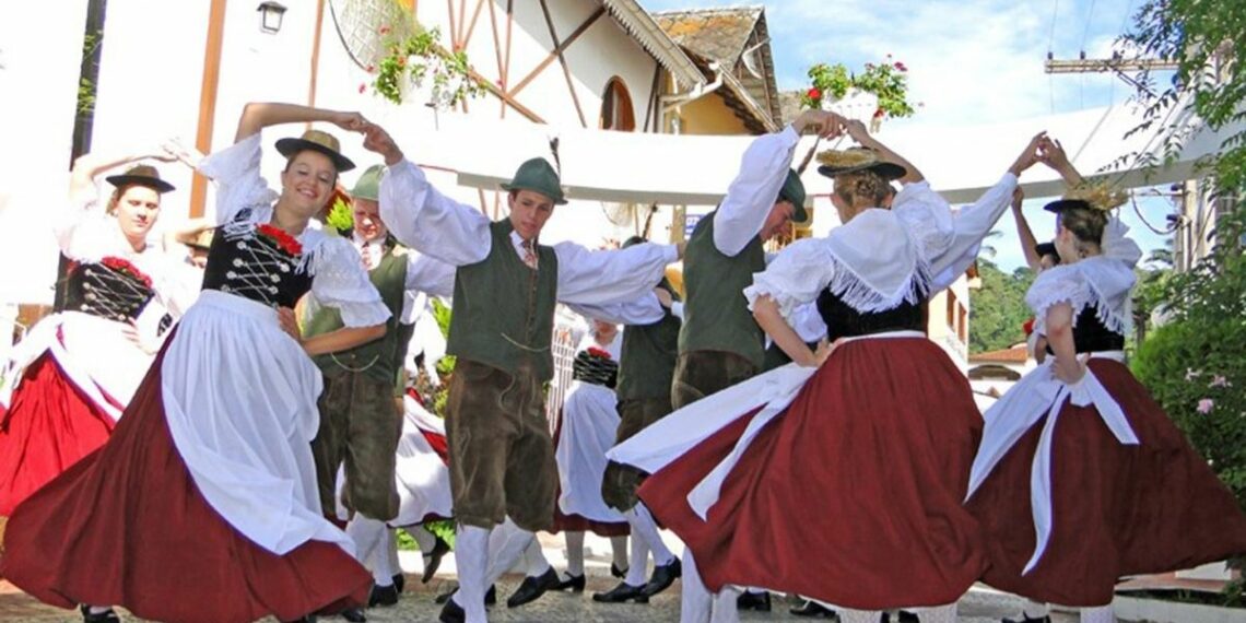 Assembleia Legislativa aprova projeto que reconhece a Sommerfest de Domingos Martins como de relevante interesse cultural. Evento celebra tradições alemãs e atrai turistas.