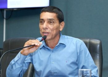 Projeto de Lei 177/2026 propõe política de orientação em primeiros socorros para gestantes, pais e cuidadores, visando reduzir acidentes domésticos com crianças.