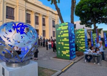 Ministério da Saúde inaugura Memorial da Pandemia no Rio de Janeiro em homenagem às vítimas da Covid-19 e lança guia nacional para tratamento da pós-Covid.