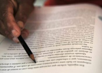 Governo lança CadEJA, plataforma que facilita acesso à Educação de Jovens e Adultos e busca reduzir o analfabetismo no Brasil.