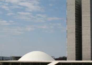 Câmara aprova projeto que permite à ANP acessar dados fiscais para combater fraudes em combustíveis e proposta que cria regras para a transição de governo. Textos seguem para novas etapas.