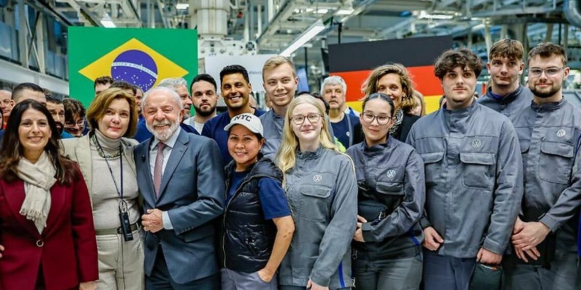 Governo Federal reforça atuação internacional com foco em energia limpa e anuncia medidas internas para reduzir impactos da crise global, incluindo ações no setor de combustíveis.