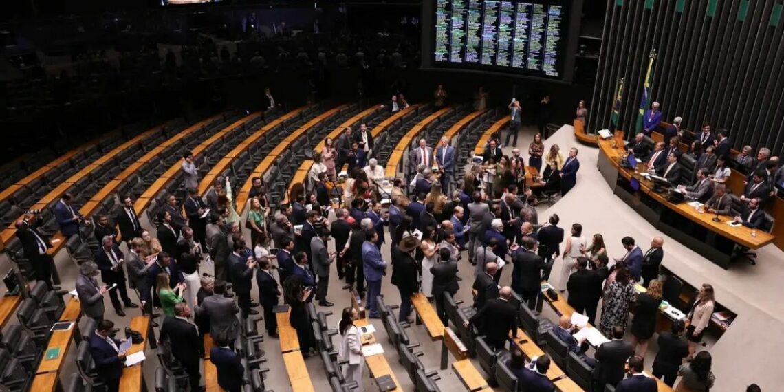 Congresso Nacional derruba veto de Lula ao PL da Dosimetria, projeto que reduz penas relacionadas aos atos de 8 de janeiro. Texto segue para promulgação.