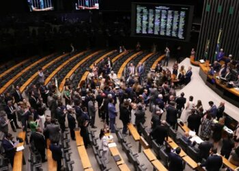 Congresso Nacional derruba veto de Lula ao PL da Dosimetria, projeto que reduz penas relacionadas aos atos de 8 de janeiro. Texto segue para promulgação.