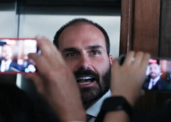 STF agenda interrogatório de Eduardo Bolsonaro em ação por coação no curso do processo; ex-parlamentar está nos EUA e não é obrigado a comparecer.