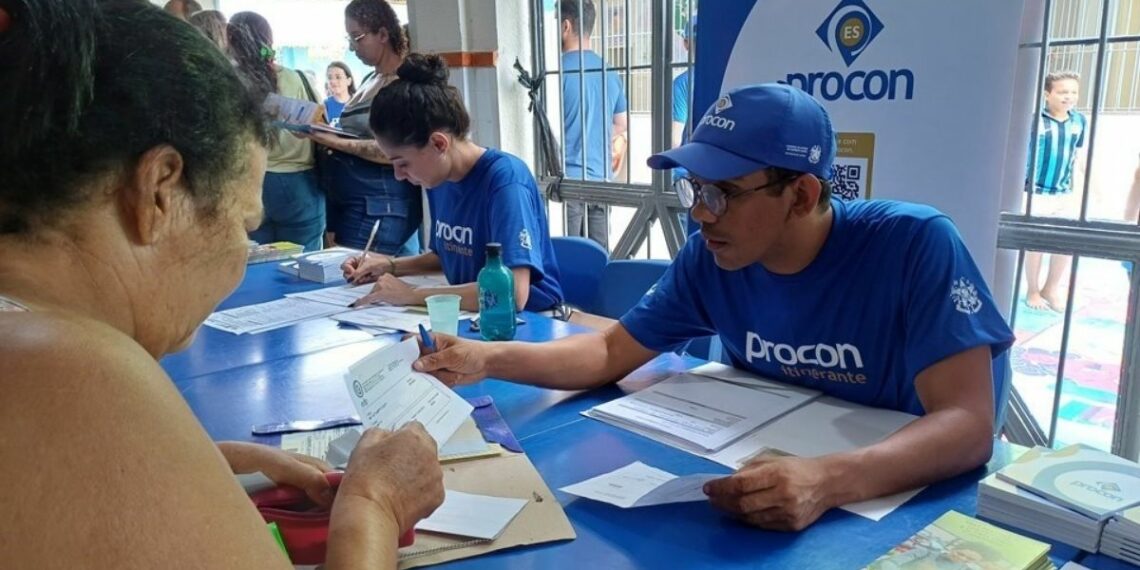 Moradores de Eldorado, na Serra (ES), recebem neste sábado (18) serviços gratuitos do Procon Itinerante, incluindo negociação de dívidas, emissão de RG, vacinação e orientações jurídicas.