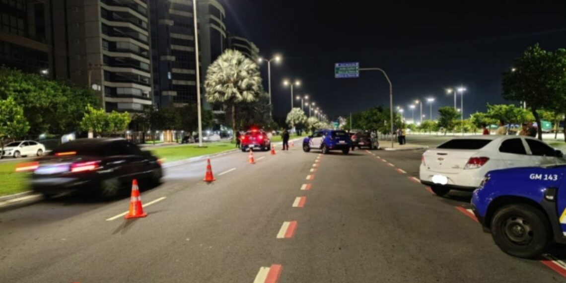 Blitze em Vitória durante o feriado de Tiradentes registram 73 recusas ao bafômetro e mais de 100 infrações, segundo a Guarda Municipal.