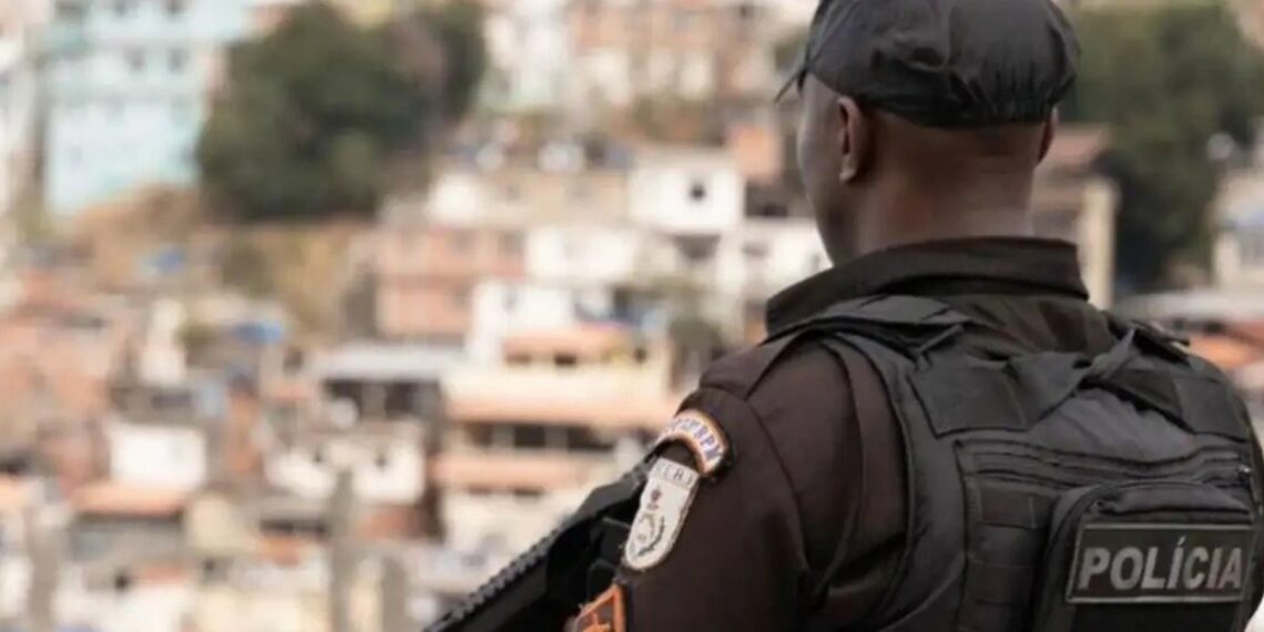 Operação da Polícia Militar no Complexo da Maré apreende cerca de três toneladas de drogas, armas de grosso calibre e recupera veículos roubados no Rio de Janeiro.