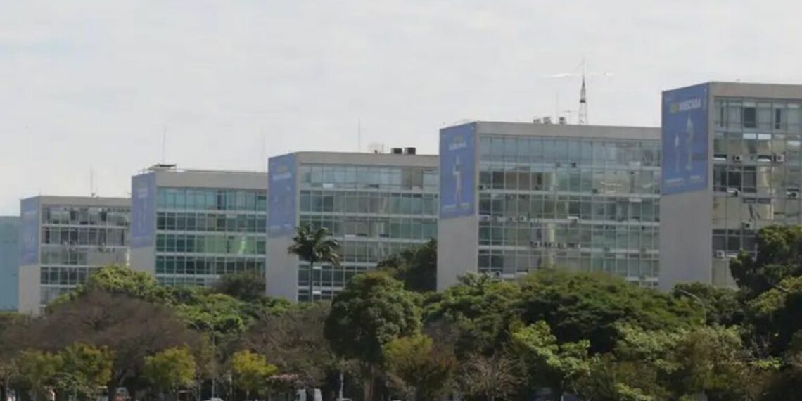 Presidente Lula regulamenta reembolso-creche e amplia a jornada de 40 horas semanais para trabalhadores terceirizados da administração pública federal, fortalecendo direitos trabalhistas.