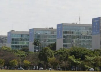 Presidente Lula regulamenta reembolso-creche e amplia a jornada de 40 horas semanais para trabalhadores terceirizados da administração pública federal, fortalecendo direitos trabalhistas.