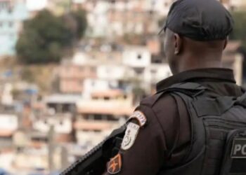 Operação da Polícia Militar no Complexo da Maré apreende cerca de três toneladas de drogas, armas de grosso calibre e recupera veículos roubados no Rio de Janeiro.