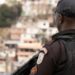 Operação da Polícia Militar no Complexo da Maré apreende cerca de três toneladas de drogas, armas de grosso calibre e recupera veículos roubados no Rio de Janeiro.
