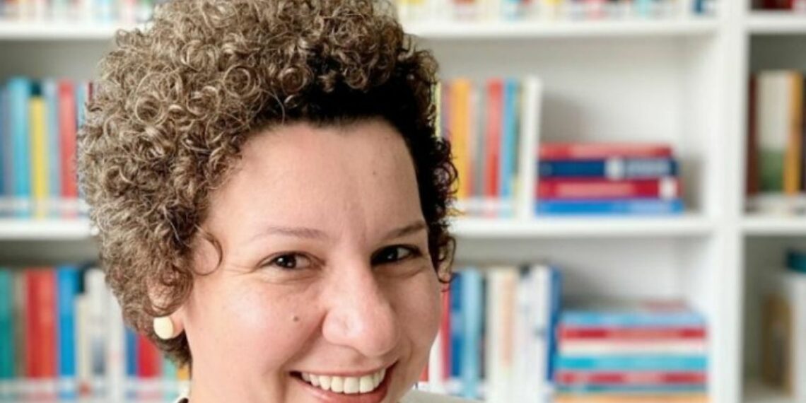 Vitória passa a integrar programa internacional voltado à primeira infância após seleção de servidora para rede global de líderes. Iniciativa fortalece políticas públicas para crianças pequenas.