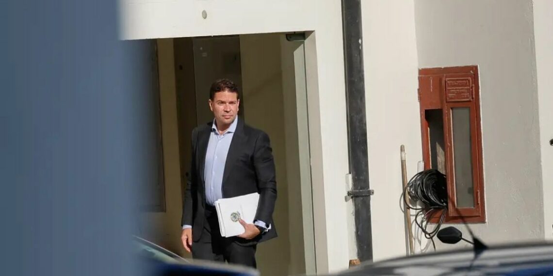 O ex-deputado Alexandre Ramagem foi detido pelo serviço de imigração dos EUA. Condenado pelo STF por tentativa de golpe, ele é alvo de pedido de extradição do governo brasileiro.