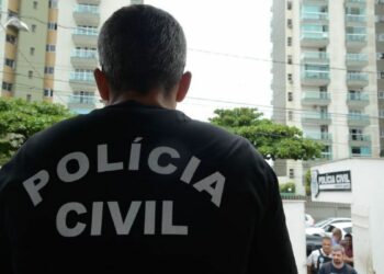 Polícia Civil prende médico e enfermeira em clínica de São Conrado por uso de medicamentos irregulares. Operação Monjauro apreende produtos proibidos e vencidos.
