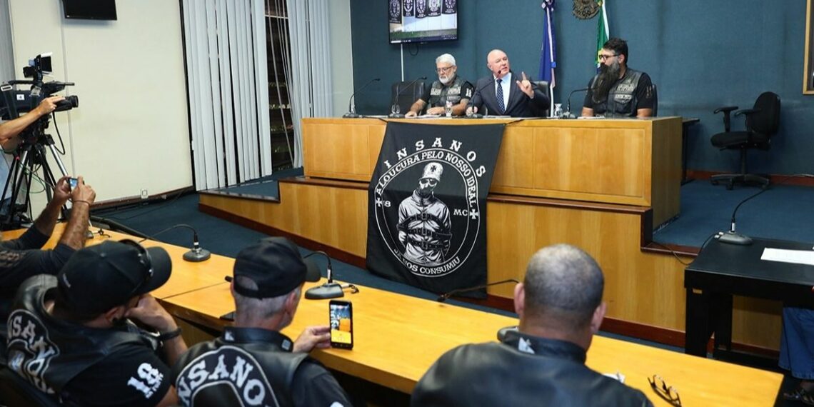 O Insanos Moto Clube apresentou na Assembleia Legislativa suas ações sociais e o impacto do motoclubismo na saúde mental, turismo e inclusão social. O grupo está presente em 70 países.