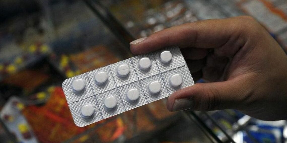 Anvisa manda recolher lote de dipirona da Hypofarma após detectar partículas na solução. Venda, uso e distribuição do produto foram suspensos.