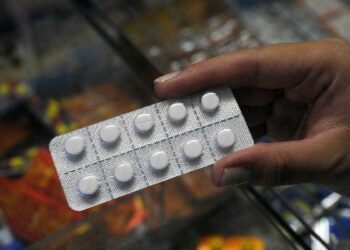 Anvisa manda recolher lote de dipirona da Hypofarma após detectar partículas na solução. Venda, uso e distribuição do produto foram suspensos.