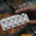 Anvisa manda recolher lote de dipirona da Hypofarma após detectar partículas na solução. Venda, uso e distribuição do produto foram suspensos.