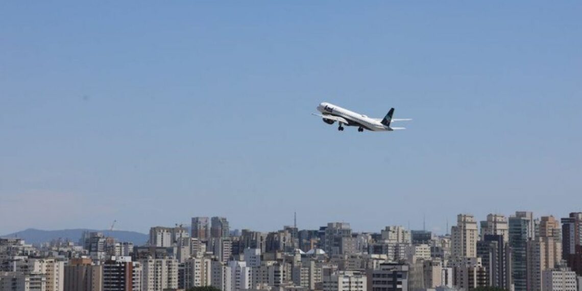 Governo federal zera PIS e Cofins do querosene de aviação até maio de 2026. Medida busca conter preços e integra pacote para combustíveis no Brasil.