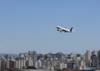 Governo federal zera PIS e Cofins do querosene de aviação até maio de 2026. Medida busca conter preços e integra pacote para combustíveis no Brasil.