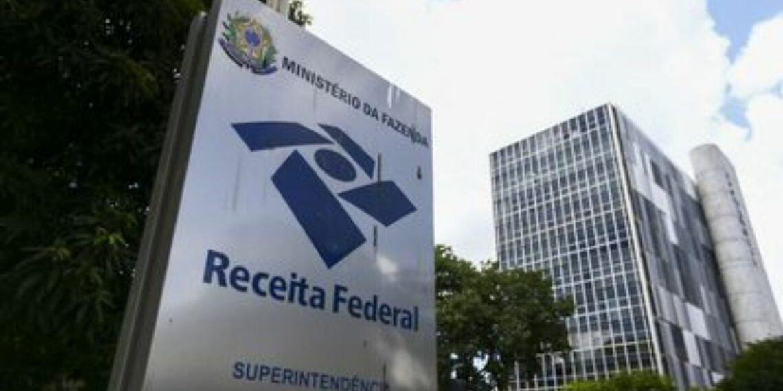 Receita Federal desmente fake news sobre rastreamento de Pix e esclarece que não monitora transações individuais.