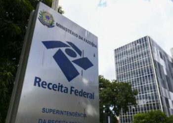 Receita Federal desmente fake news sobre rastreamento de Pix e esclarece que não monitora transações individuais.