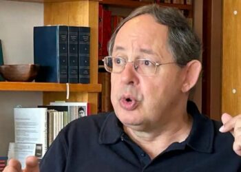 Eduardo Giannetti analisa o fim da hiperglobalização, impactos na economia global e oportunidades estratégicas para o Brasil em cenário de mudanças.