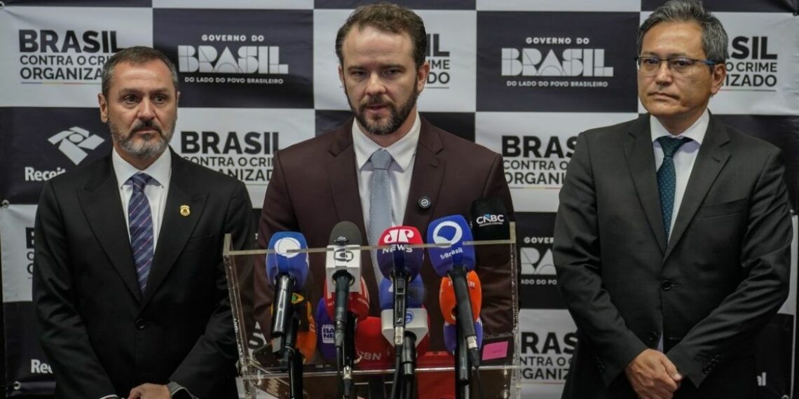 Brasil e Estados Unidos firmaram acordo de cooperação para combater o tráfico internacional de armas e drogas, com troca de informações entre aduanas e lançamento do Programa Desarma.