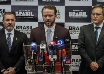 Brasil e Estados Unidos firmaram acordo de cooperação para combater o tráfico internacional de armas e drogas, com troca de informações entre aduanas e lançamento do Programa Desarma.