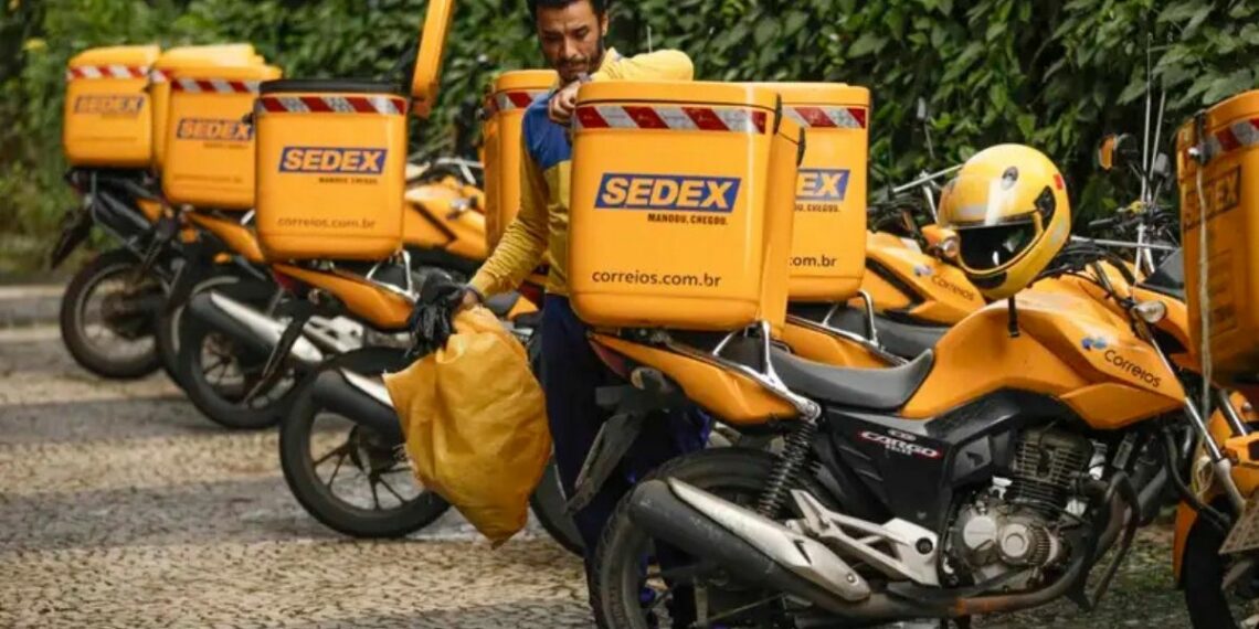 Correios registram adesão de 3.075 funcionários ao PDV 2026. Medida integra plano de reestruturação e prevê economia de R$ 1,4 bilhão em 2027.