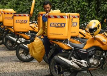 Correios registram adesão de 3.075 funcionários ao PDV 2026. Medida integra plano de reestruturação e prevê economia de R$ 1,4 bilhão em 2027.