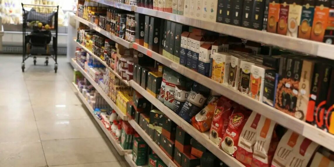 Vendas do comércio varejista no Brasil cresceram 0,6% em fevereiro de 2026, renovando o recorde da série histórica iniciada em 2000, aponta o IBGE.