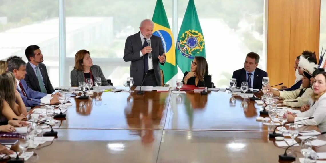 Presidente Lula sanciona três leis que fortalecem o enfrentamento à violência contra a mulher, incluindo monitoramento eletrônico de agressores e a tipificação do crime de vicaricídio.