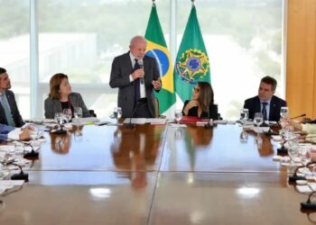 Presidente Lula sanciona três leis que fortalecem o enfrentamento à violência contra a mulher, incluindo monitoramento eletrônico de agressores e a tipificação do crime de vicaricídio.