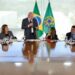 Presidente Lula sanciona três leis que fortalecem o enfrentamento à violência contra a mulher, incluindo monitoramento eletrônico de agressores e a tipificação do crime de vicaricídio.