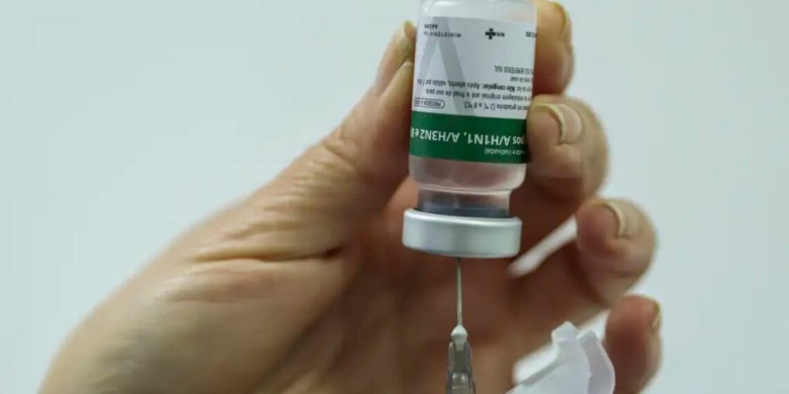 Boletim InfoGripe da Fiocruz aponta alerta para síndromes respiratórias graves em 18 estados e no DF. Vacinação contra influenza e covid-19 é essencial para prevenir casos graves.