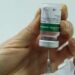Boletim InfoGripe da Fiocruz aponta alerta para síndromes respiratórias graves em 18 estados e no DF. Vacinação contra influenza e covid-19 é essencial para prevenir casos graves.