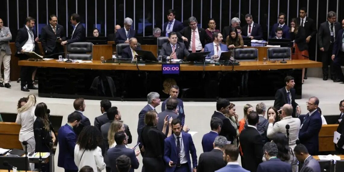 Presidente do Congresso, Davi Alcolumbre, convoca sessão para 30 de abril que analisará o veto de Lula ao PL da Dosimetria, relacionado a condenados por atos antidemocráticos.