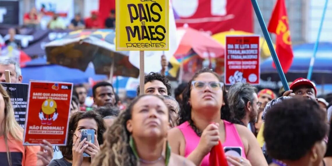 CCJ da Câmara analisa PEC que acaba com escala 6x1 e reduz jornada de trabalho. Governo também enviou projeto com urgência sobre o tema.