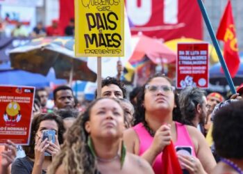 CCJ da Câmara analisa PEC que acaba com escala 6x1 e reduz jornada de trabalho. Governo também enviou projeto com urgência sobre o tema.